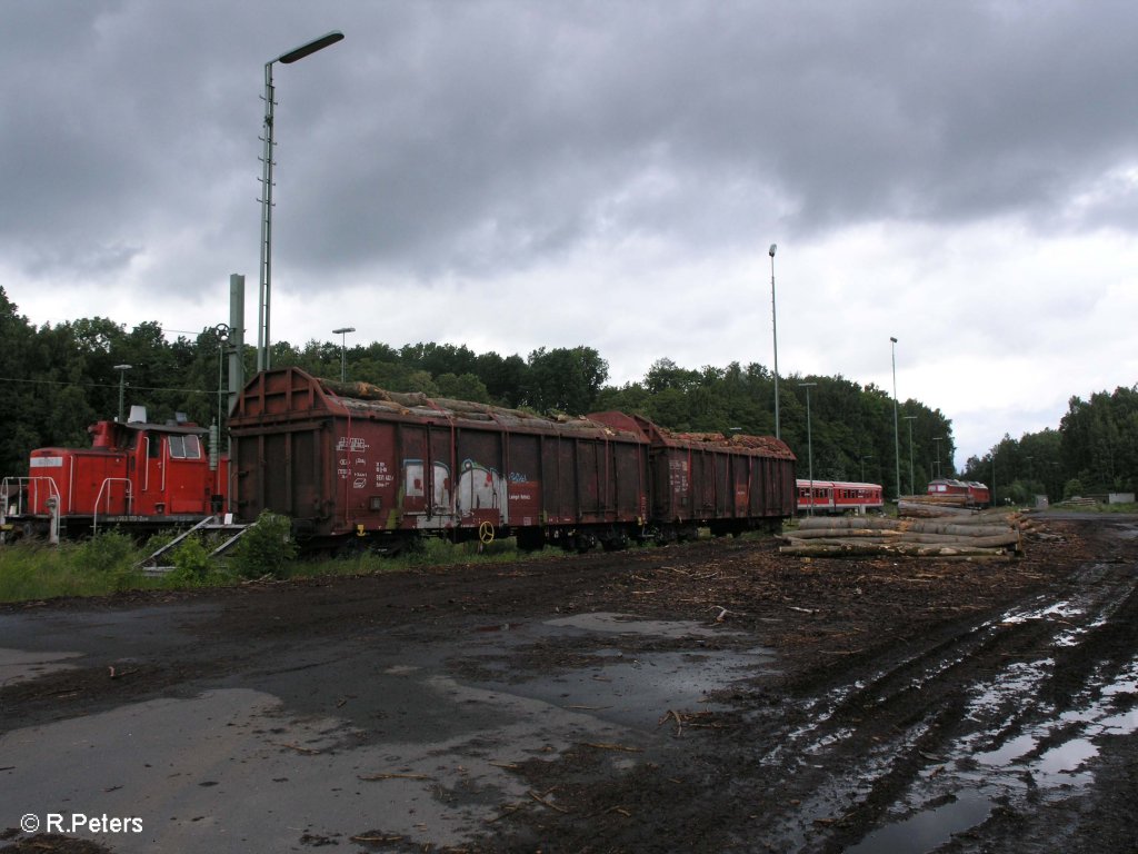 Zwei Holztransportwagen