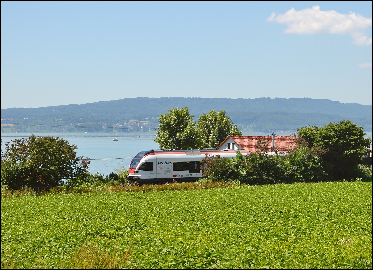 10 Jahre Seehas mit der SBB. Oder nennen wir es Encore...

Freien Blick auf den See gibt es fast nirgendswo, hier bei Allensback gibt es wenigstens ein Blickchen. Juni 2015.