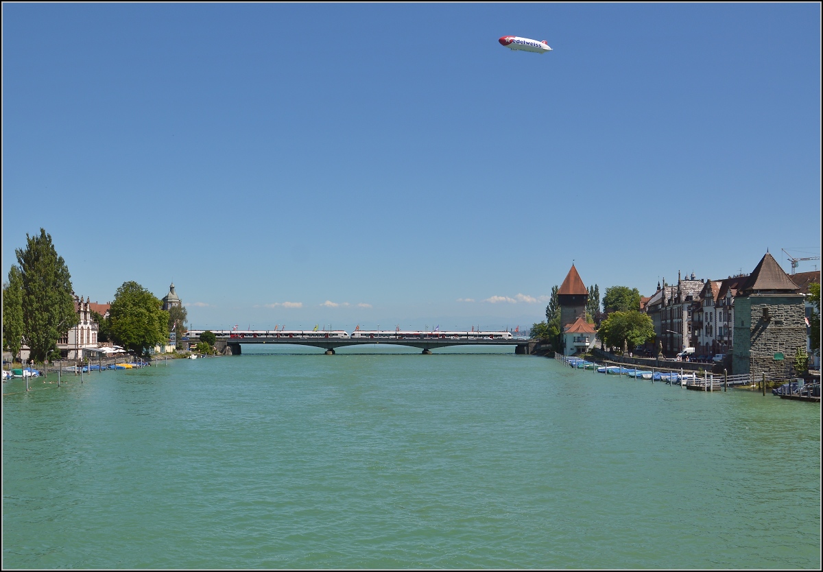10 Jahre Seehas mit der SBB.

Eine Doppelgarnitur Seehasen mit Zeppelin in sommerlicher Bilderbuchpose. Konstanz, Juni 2015.
