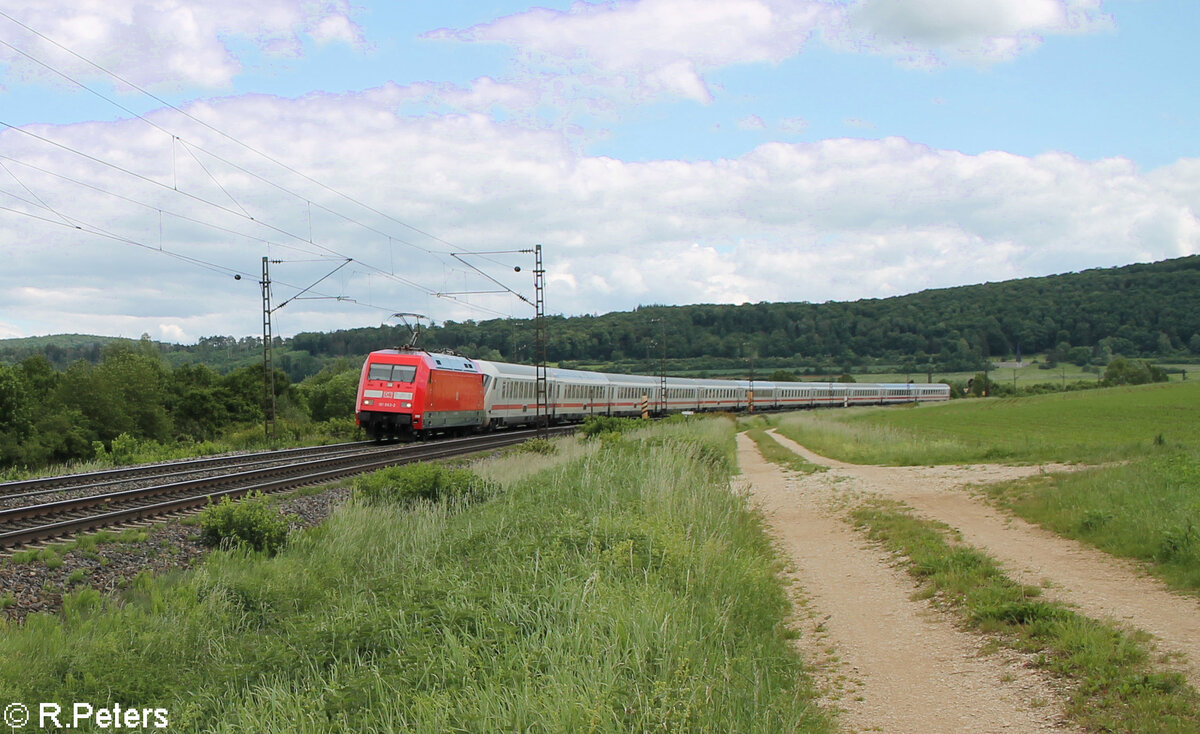 101 003-2 hat Treuchtlingen mit dem IC2082/IC2084 Obersdorf/Berchtesgarden - Hamburg. 28.05.24