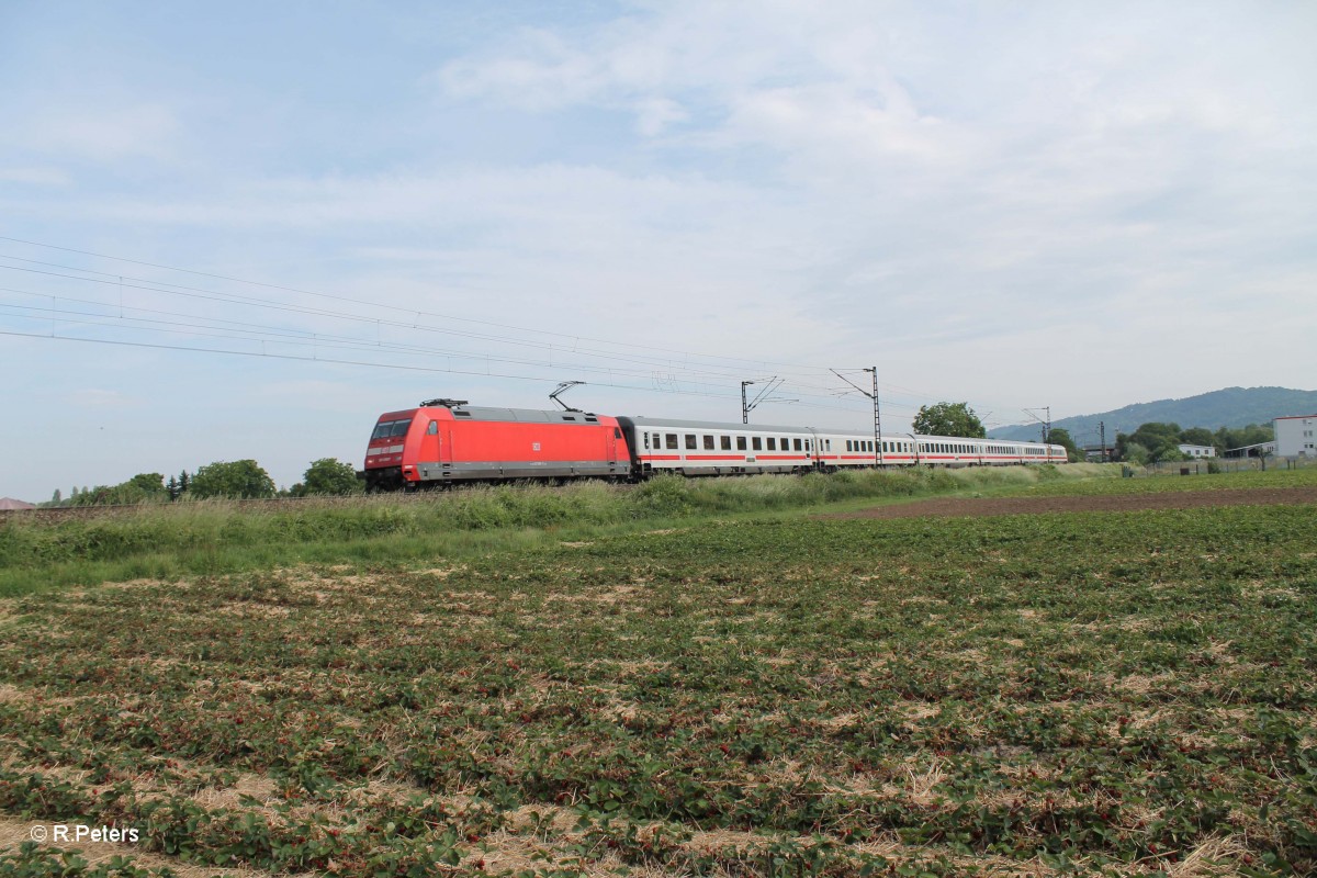 101 086-7 hat Weinheim (Bergst.) mit dem IC 2271 Hannover - Karsruhe verlassen. 28.05.15