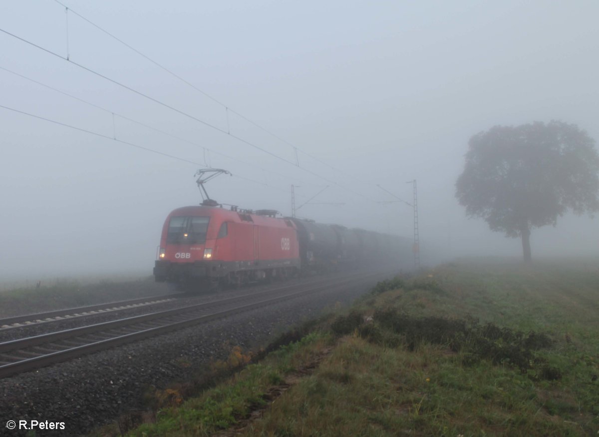1016 025-7 zieht ein Kesselzug bei Retzbach-Zellingen in Richtung Würzbuerg durch das Maintal. 13.10.18