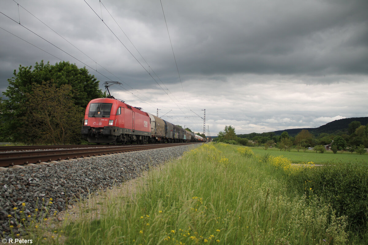 1016 031 zieht bei Thüngersheim einen gemischten Güterzug gen Norden. 18.05.24