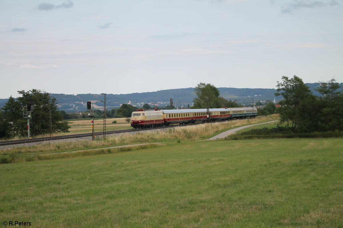 103 245 mit dem TEE Sonderzug vom Max Bögel in Sengenthal bei Neumarkt/Oberpfalz in Richtung Nürnberg bei Pölling. 16.03.23