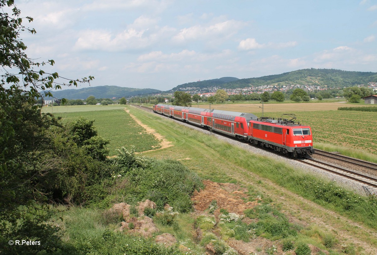 111 100-4 zieht im Sandwitsch den RE 4967 Frankfurt/Main - Mannheim bei Großsachsen-Heddesheim. 28.05.15