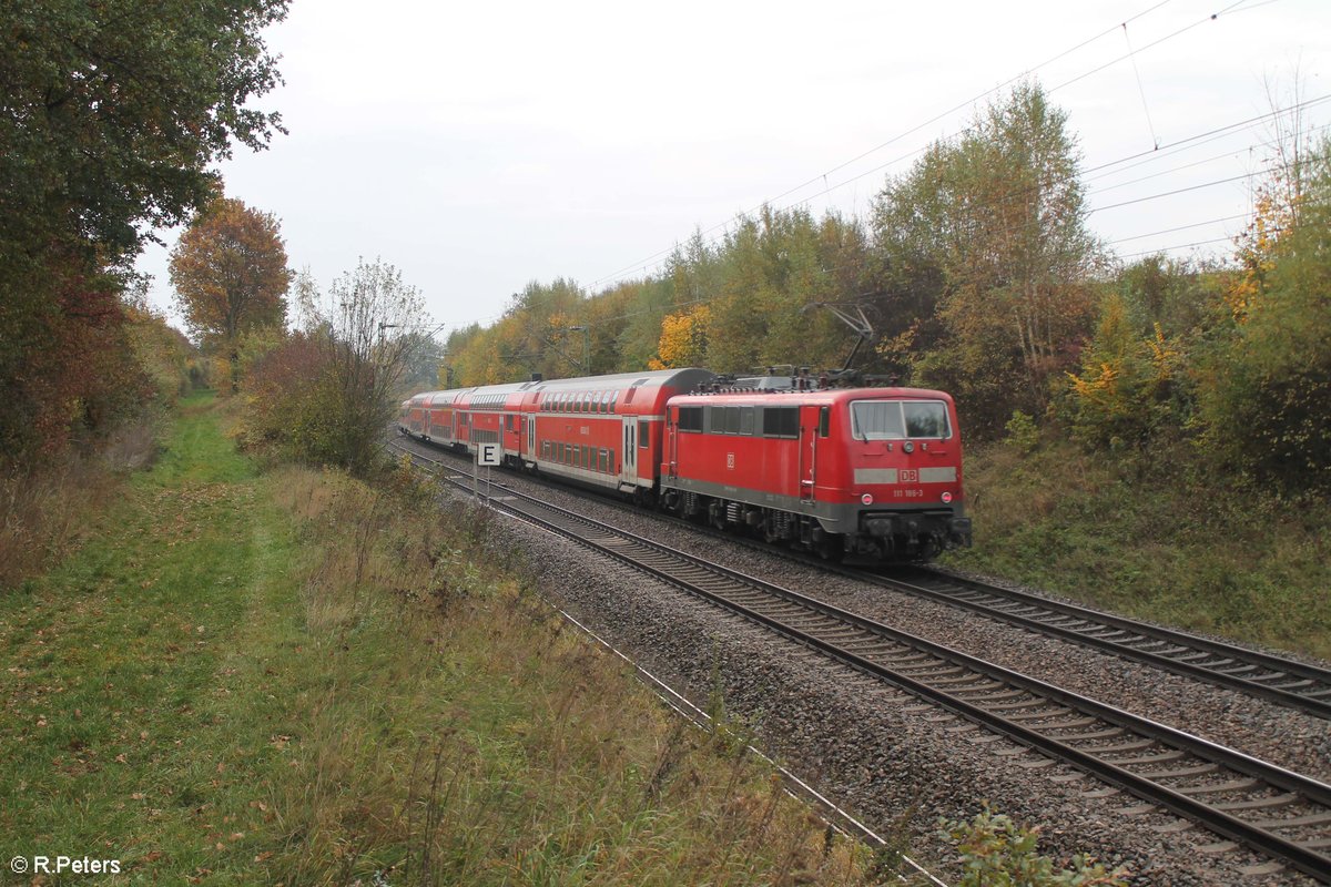 111 186-3 schiebt den RE4893 Ingolstadt - München bei Fahlenbach. 21.10.17