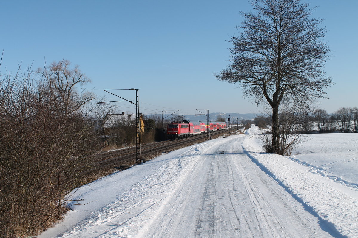 111 186-3 zieht den RE 4856 München - Nürnberg bei Pölling. 26.01.17