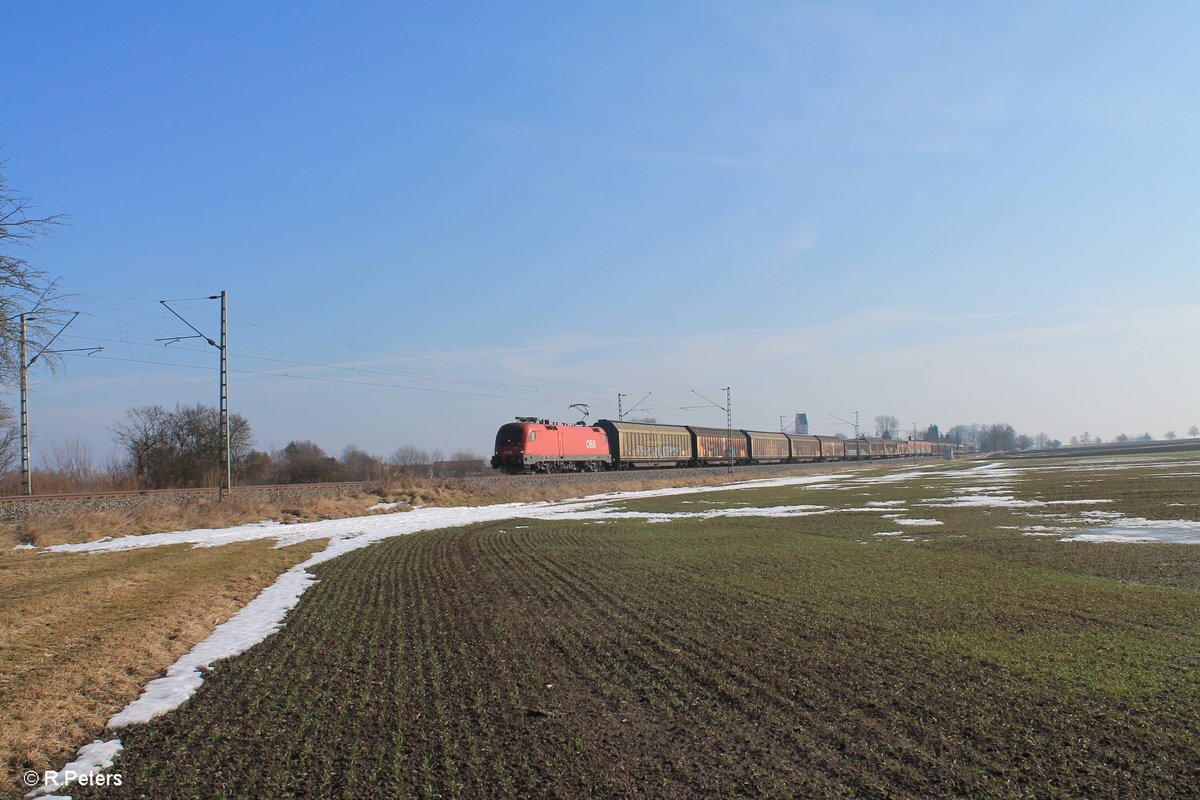 1116 062-9 zieht bei Moosham ein gemischten Güterzug in Richtung Nürnberg. 11.02.17