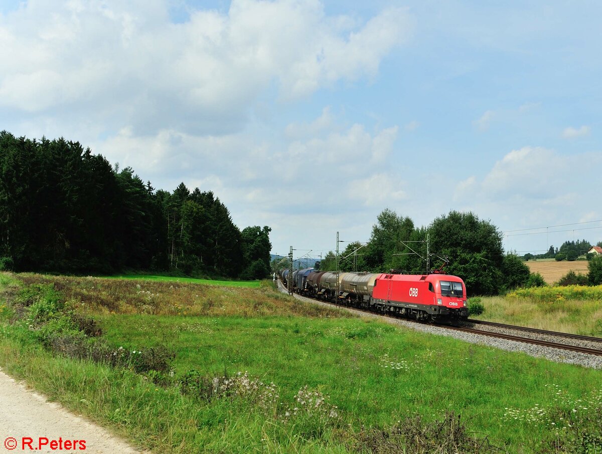 1116 090 zieht ein gemischten Güterzug bei Sinsgrün Richtung Passau. 21.08.21