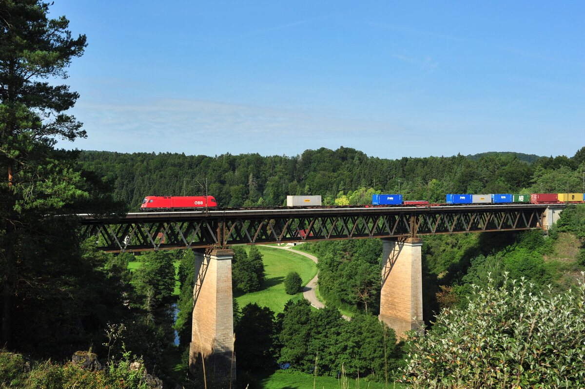 1116 103-1 überquert mit einem KLV-Zug das Viadukt bei Beratzhausen. 21.08.21