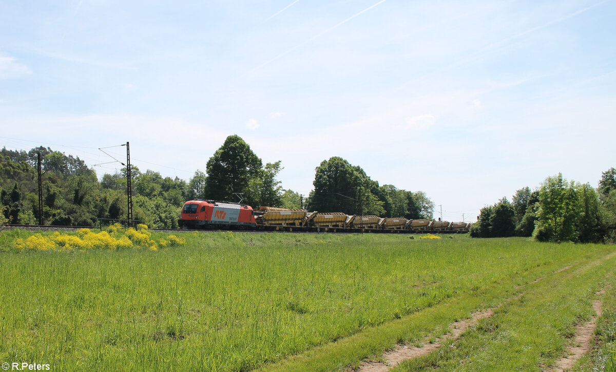 1216 901 mit einem Gleisbettreinigungszug bei Himmelstadt. 11.05.24