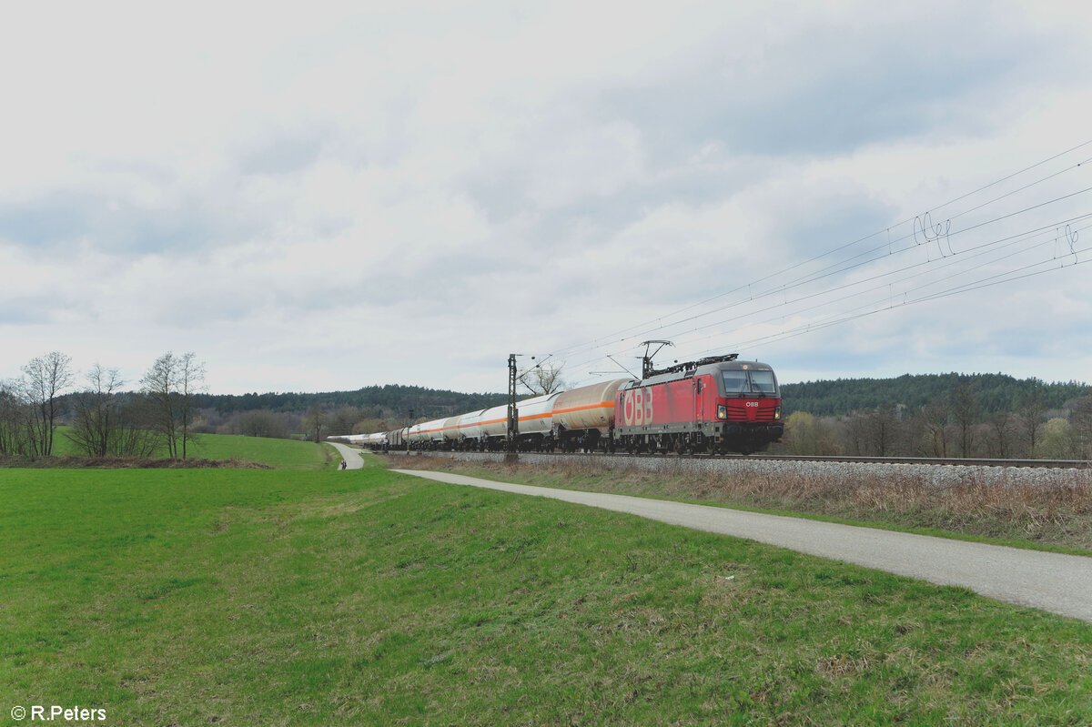 1293 055 mit einem Gaskesselzug bei Plling in Richtung Sden. 17.03.24