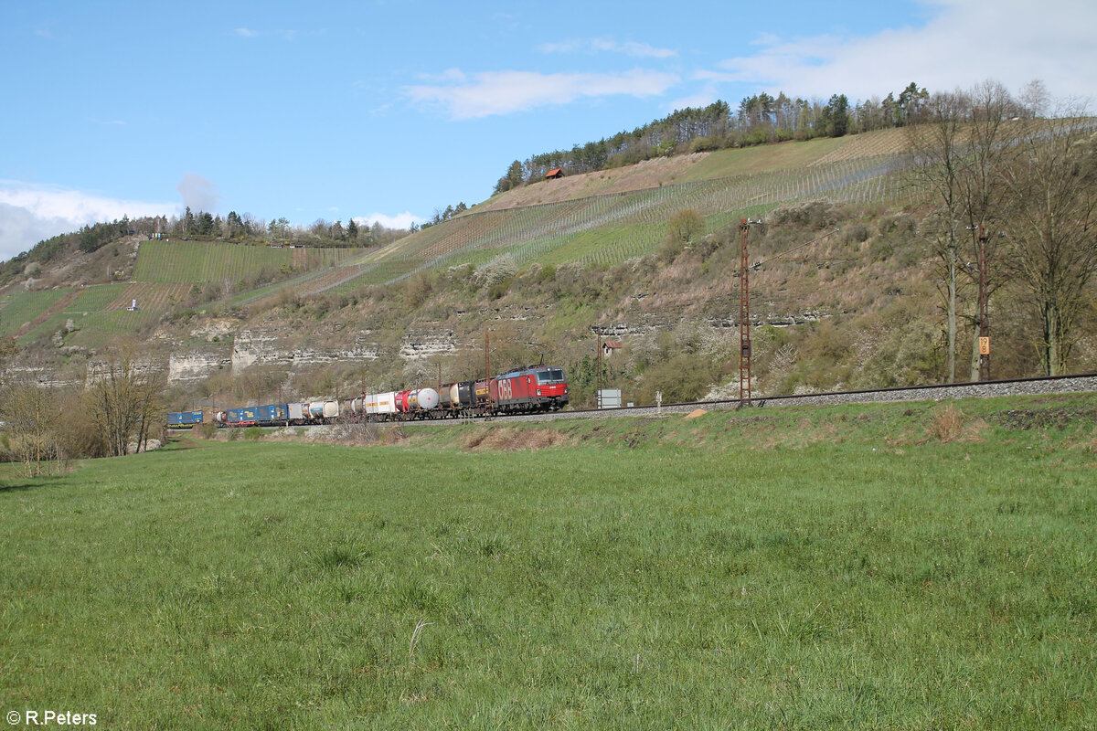 1293 191-3 mit KLV Zug bei Himmelstadt gen Süden. 28.03.24