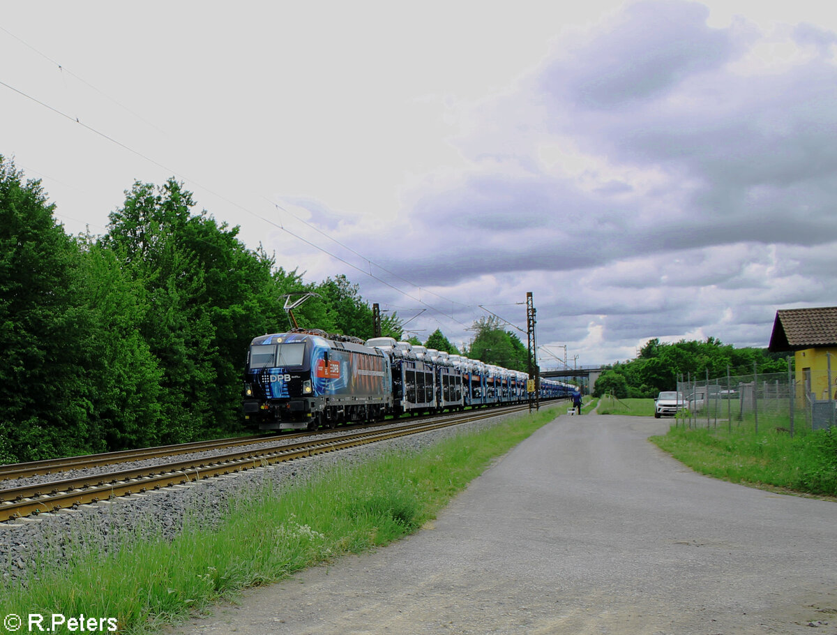 1293 905 zieht mit einem Milsped Autotransportzug bei Thüngersheim gen Norden. 18.05.24