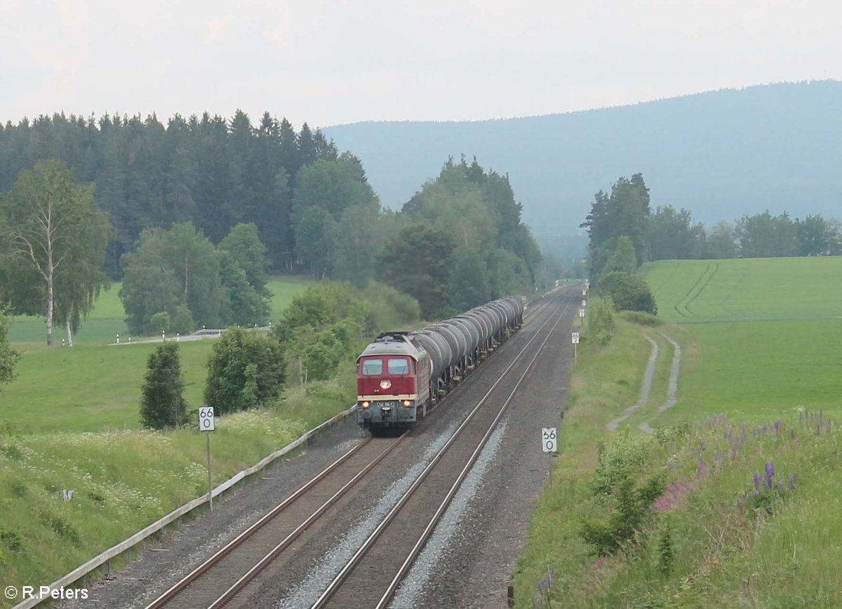 132 158 zieht bei Neudes den Kesselzug Bitterfeld - Neustadt/Donau. 16.06.20