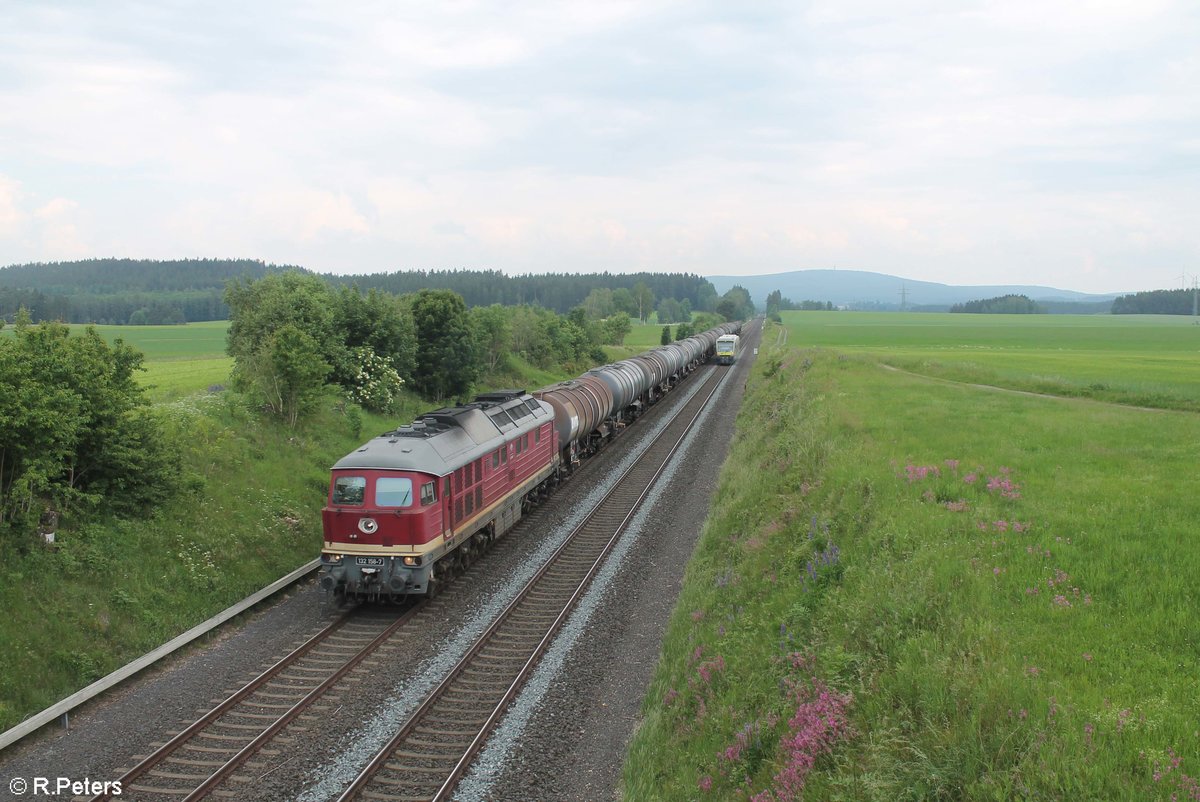 132 158 zieht bei Neudes den Kesselzug Bitterfeld - Neustadt/Donau. 16.06.20
