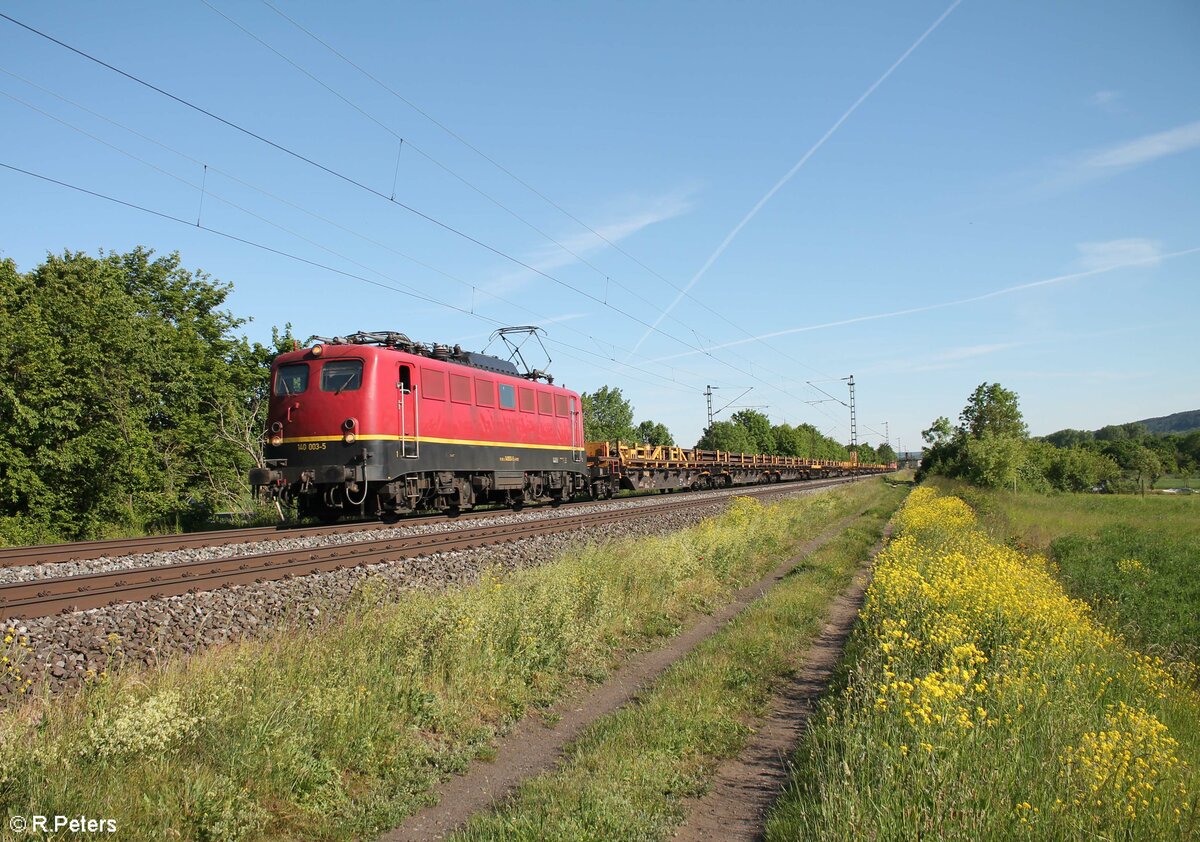 140 003-5 zieht ein Langschienenzug bei Thüngersheim. 02.06.21