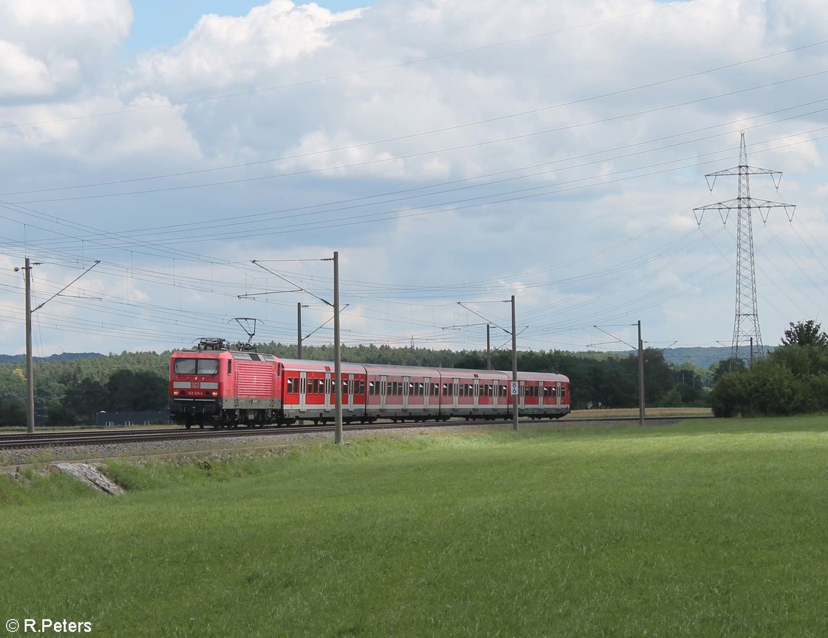 143 215-2 hat Ludersheim mit der S2 39614 Altdorf bei Nürnberg - Roth verlassen und wird jeden Moment Winkelhaid erreichen. 03.07.20