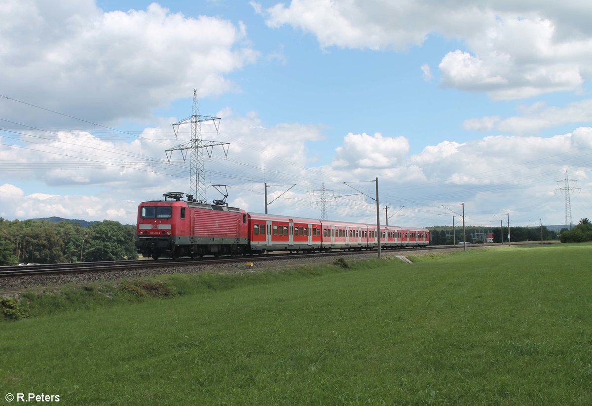 143 215-2 hat Ludersheim mit der S2 39614 Altdorf bei Nürnberg - Roth verlassen und wird jeden Moment Winkelhaid erreichen. 03.07.20