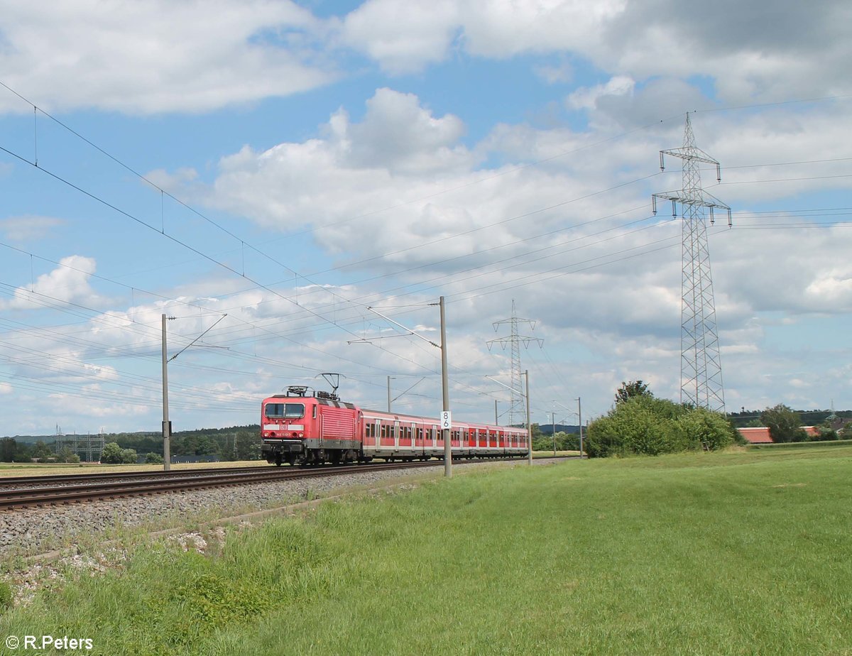 143 840-7 zieht zwischen Ludersheim und Winkelhaid die S2 39632 Altdorf - Roth. 03.07.20