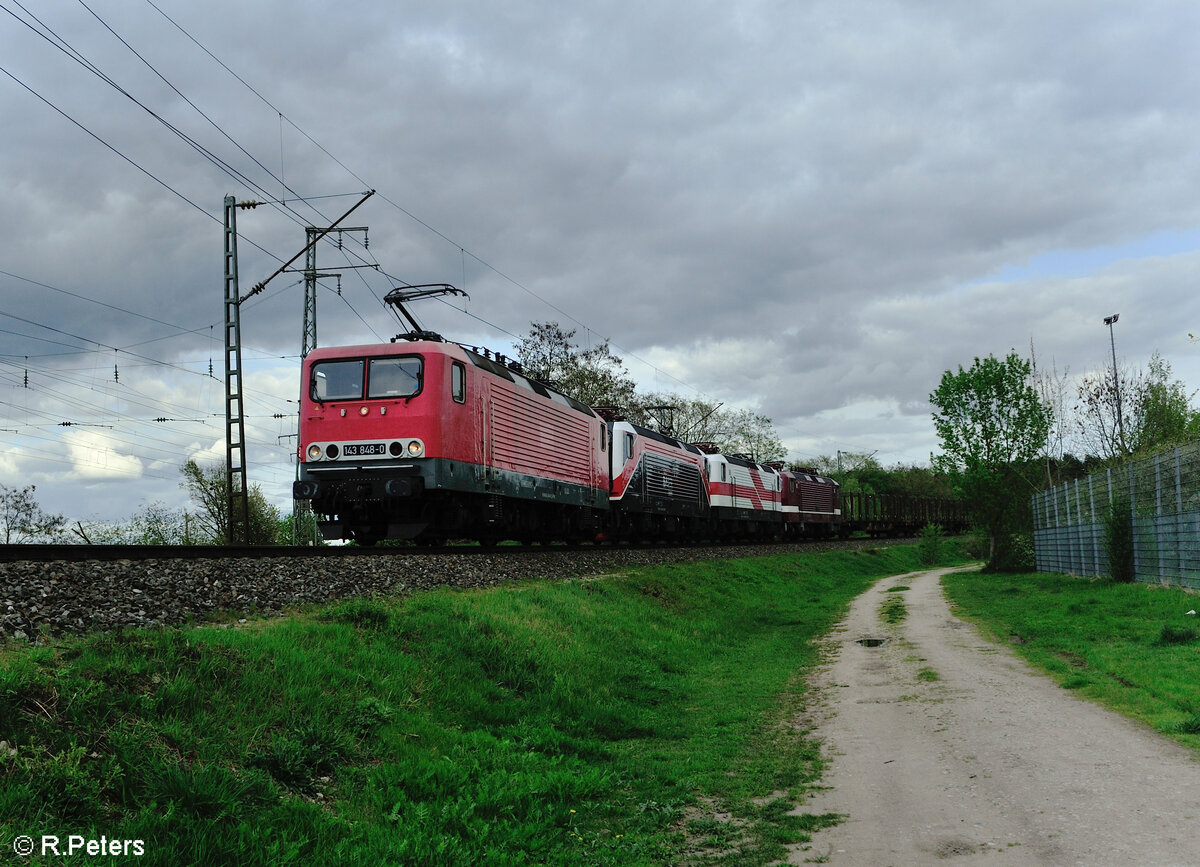 143 848-0 + 143 124-6 + 143 822-4 + 143 936-2 ziehen mit einem leer Holzzug durch die Treuchtlinger Kurve in Nürnberg Hohe Marter. 10.04.24