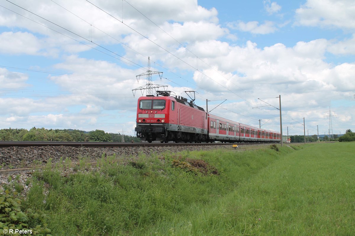 143 914-0 schiebt die S2 39625 Roth - Altdorf bei Nürnberg bei Winkelhaid. 03.07.20