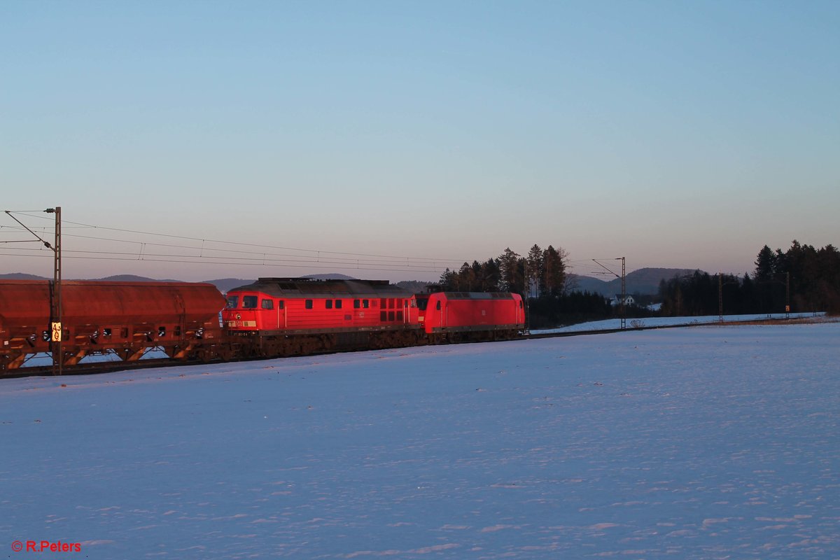 145 014-7 und 232 262-6 ziehen den gemischten Güterzug 56008 Nürnberg - Plattling bei Seubersdorf. 19.01.17