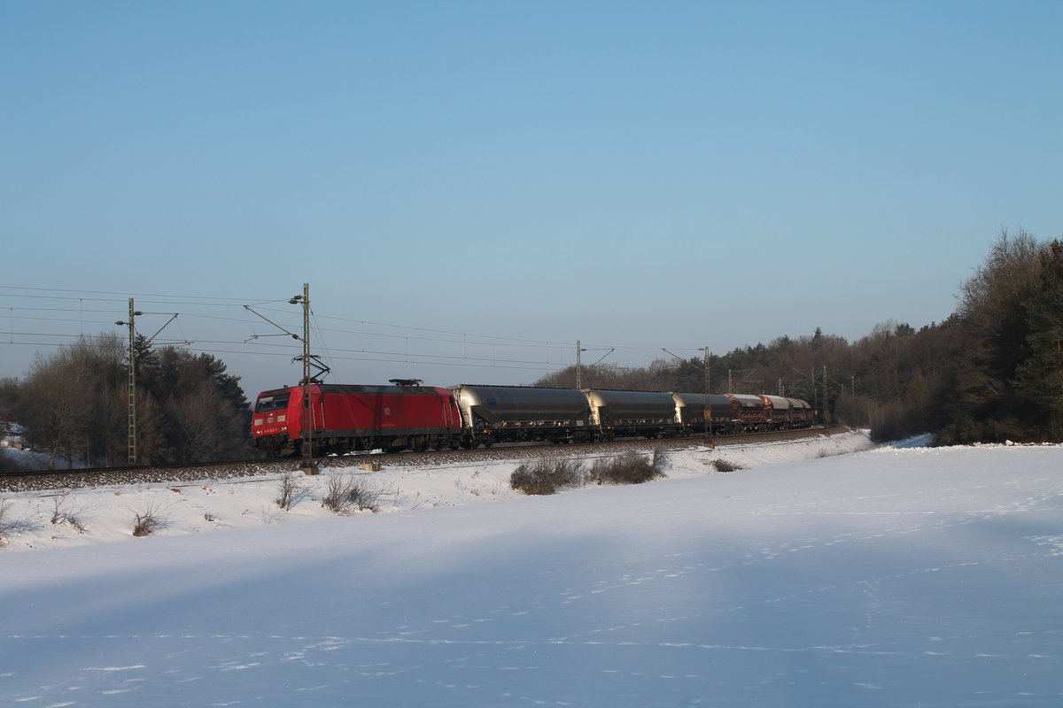 145 033-7 zieht ein gemischten Güterzug bei Edlhausen. 21.01.17