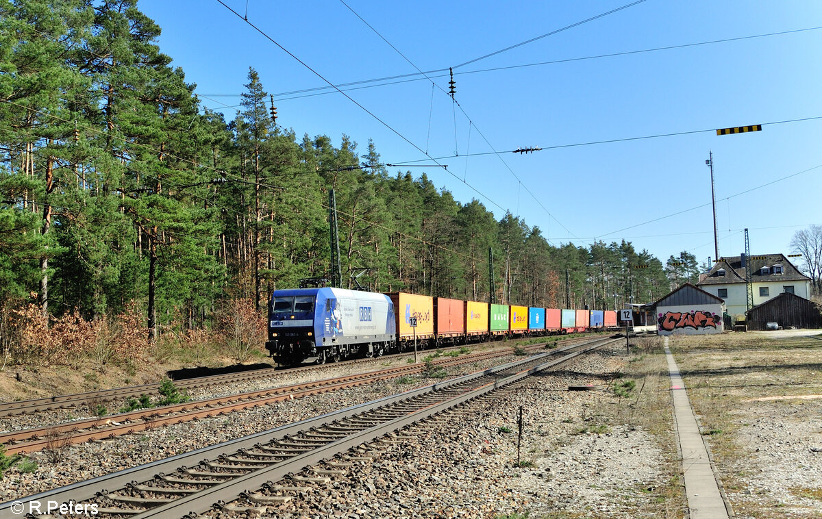 145 063 mit einem Containerzug aus Regensburg Ost bei der Durchfahrt in Ochenbruck. 09.03.24