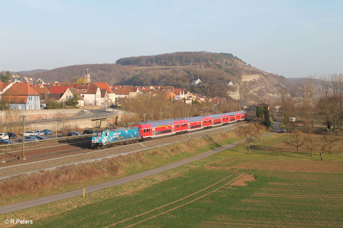 146 246-4 schiebt den RE 4617 Frankfurt/Main - Bamberg und verlässt Retzbach-Zellingen 16.03.17