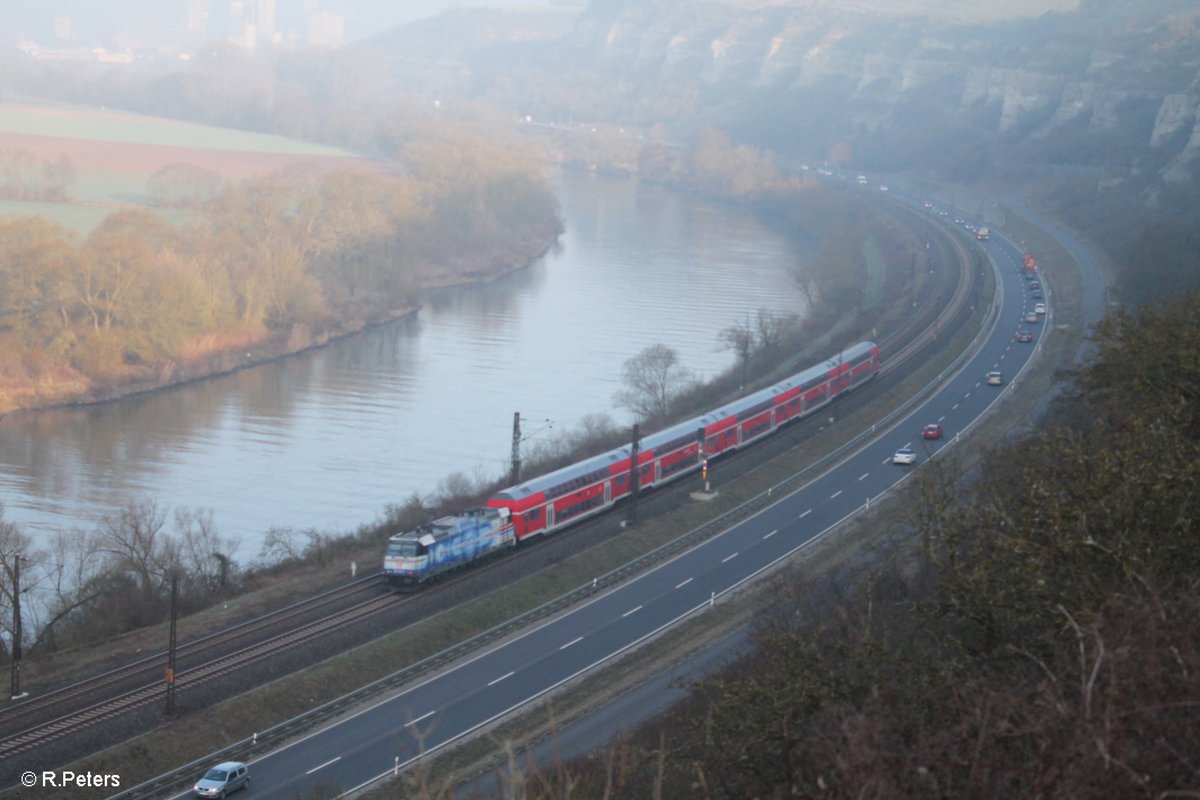 146 247-2  Vernetzt in die Zukunft  schiebt den RE 4602 Würzburg - Frankfurt/Main zwischen Himmelstadt und Karlstadt. 16.03.17