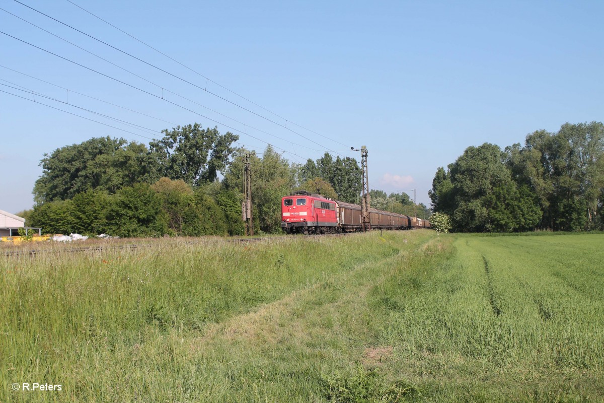 151 034-6 mit einem gedeckten Güterzug zwischen Nauheim und Groß-Gerau. 21.05.15