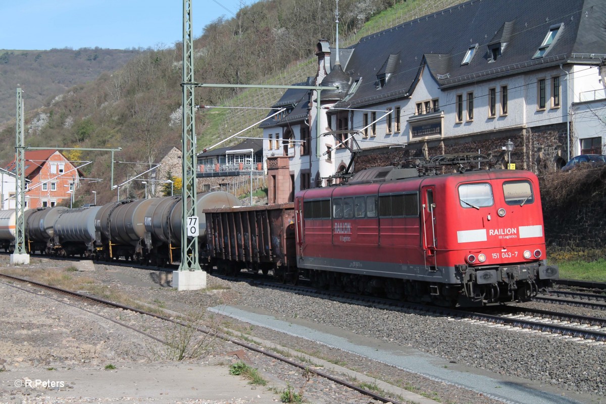 151 043-7 mit einem gemischten Güterzug in Lorch am Rhein. 20.03.13