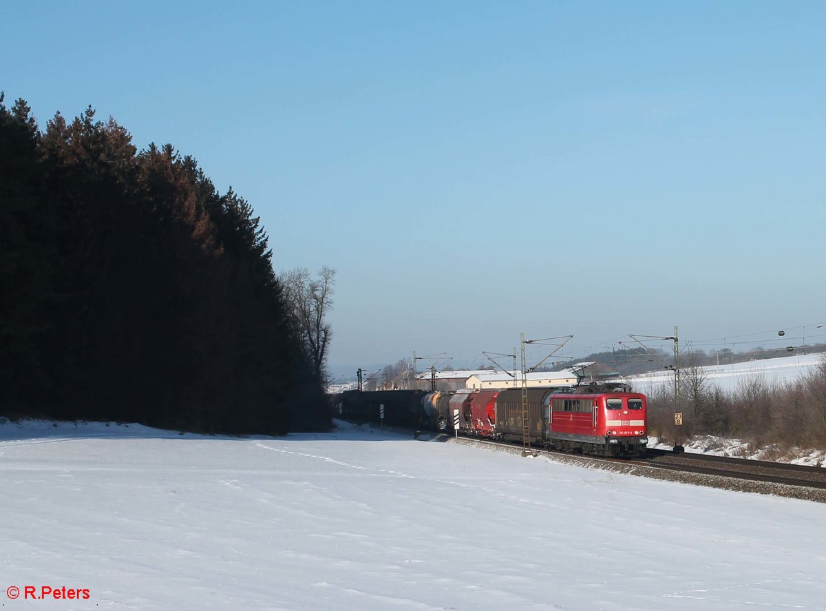 151 077-5 zieht einen gemischten Güterzug in Richtung Regensburg bei Sinsgrün. 19.01.17