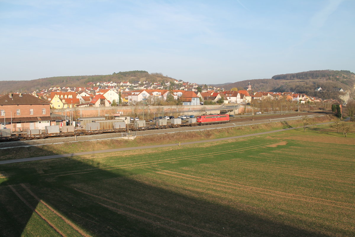 151 150-0 zieht ein Gemischten Gterzug mit Granitblcken und Stahlbansen durch Retzbach-Zellingen. 16.03.17
