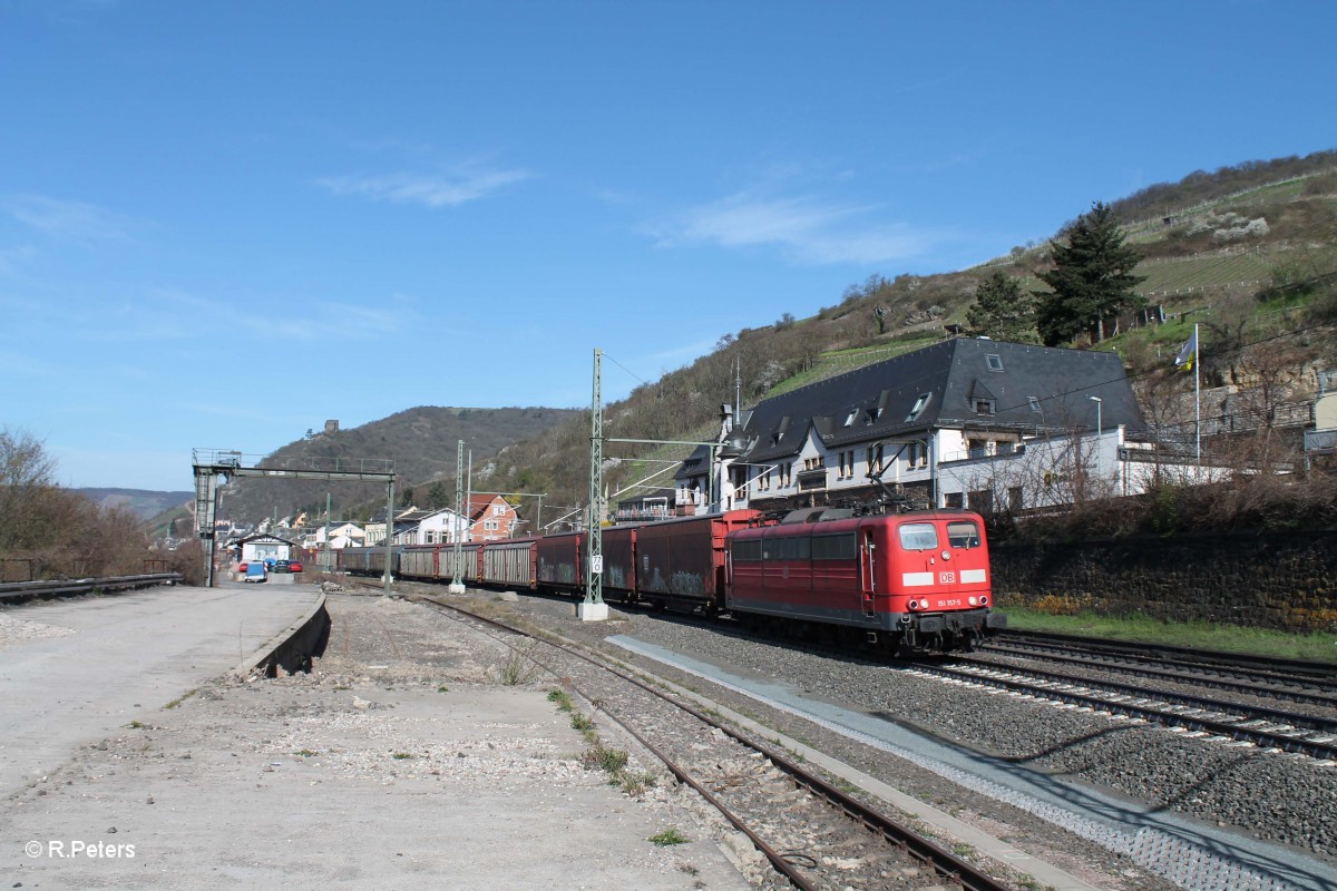 151 157-5 mit gedecktem Güterzug in Lorch am Rhein. 20.03.14