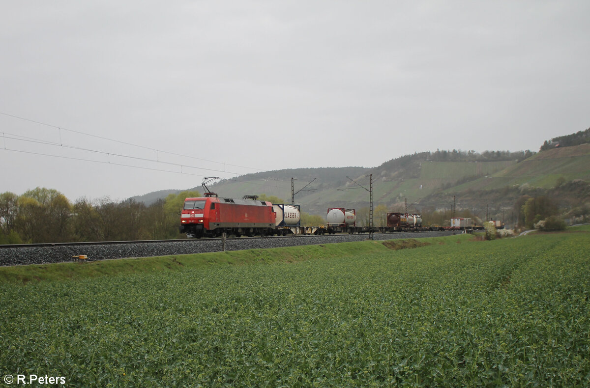 152 007-1 zieht bei Himmelstadt mit einem KLV Zug durch den Regen. 28.03.24