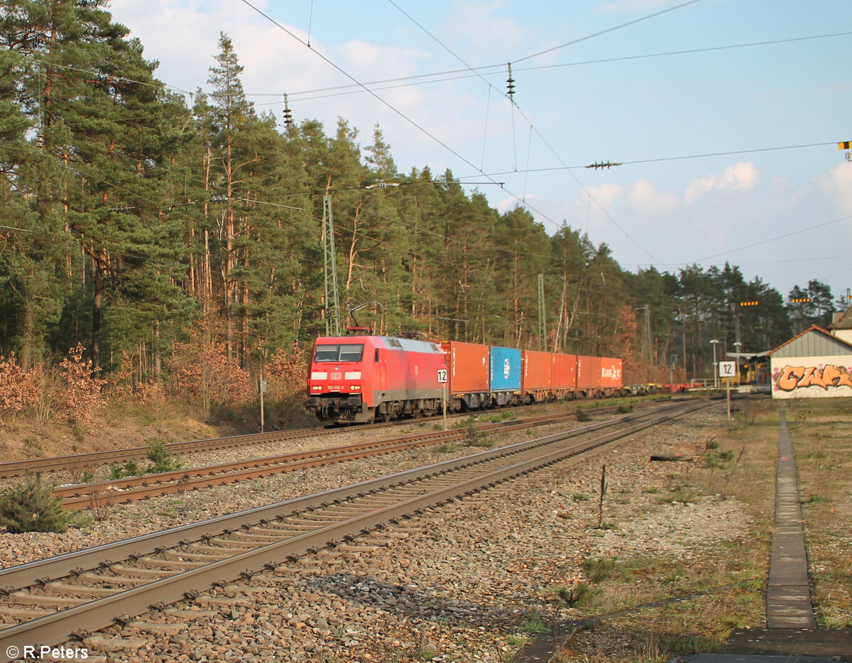 152 010-5 zieht mit einem Containerzug durch Ochenbruck. 21.03.14