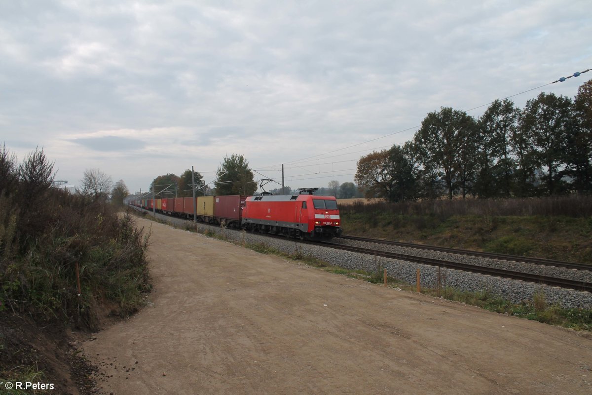 152 062-6 zieht ein Containerzug bei Rohrbach (Ilm) gen Norden. 21.10.17