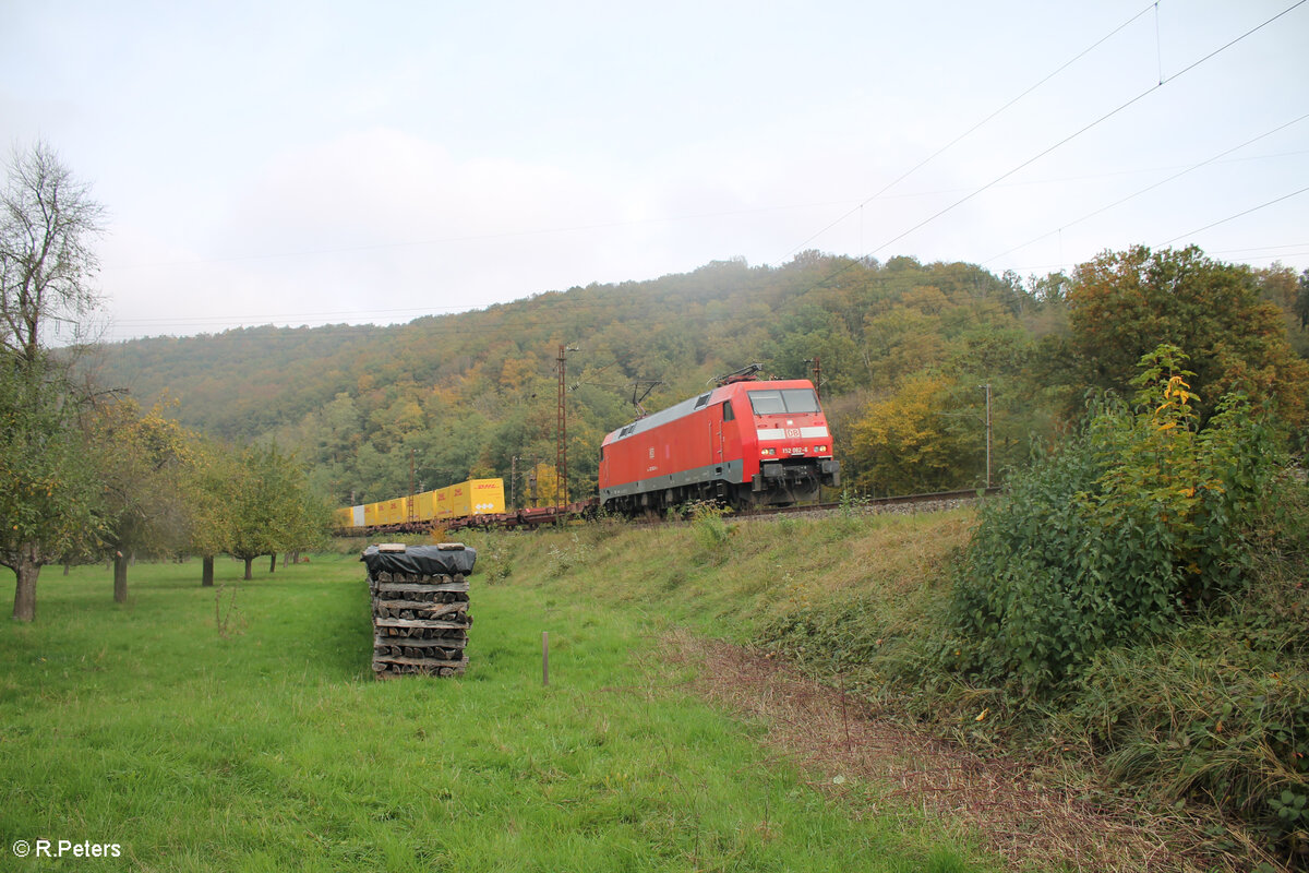 152 062-6 zieht den PICZug DHL Postzug bei Wernfeld in Richtung Süden. 20.10.24