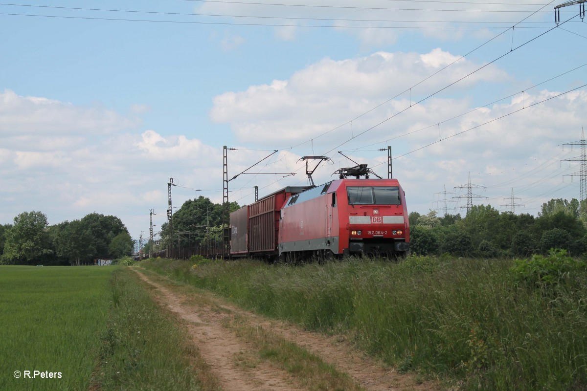 152 064-2 mit einem langen gedeckten Güterzug bei der Stromkreistrennstelle Bischofsheim. 20.05.15