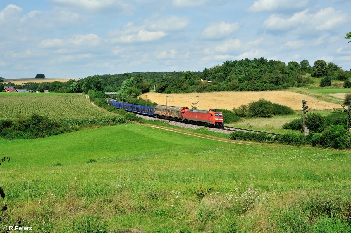 152 080-8 zieht bei Edlhausen ein gemischten Güterzug gen Süden. 21.08.21