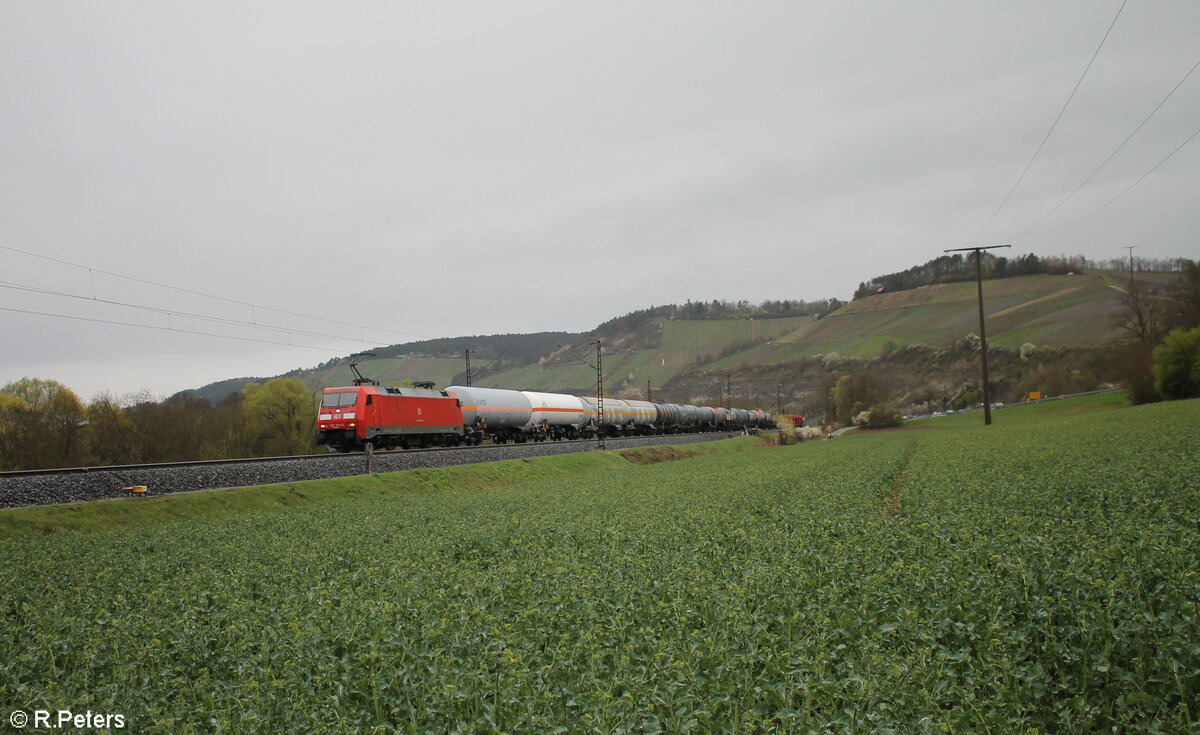 152 085-7 mit einem gemischten Kesselzug bei Himmelstadt. 28.03.24