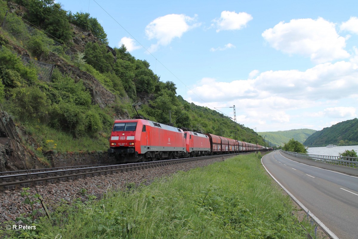 152 087-3 und eine 012-1 ziehen ein langen gemischten Güterzug hinter Kaub. 07.05.15