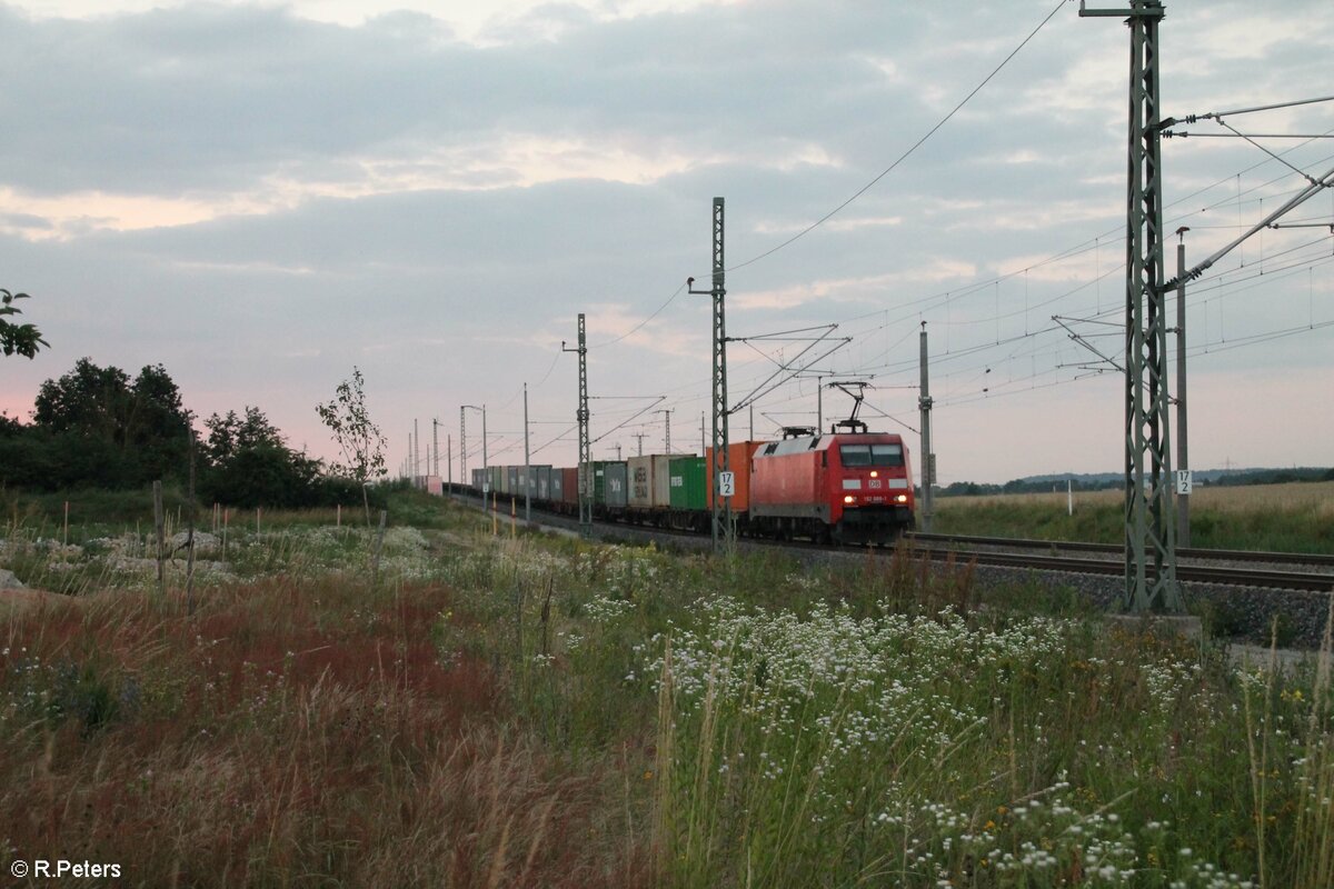 152 088-1 zieht bei Kleingründlach mit einem Containerzug Richtung Nürnberg. 01.07.21