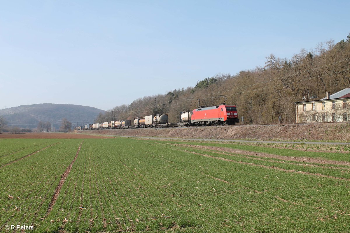 152 097-2 zieht bei Gambach ein gemischten Güterzug durchs Maintal. 16.03.17