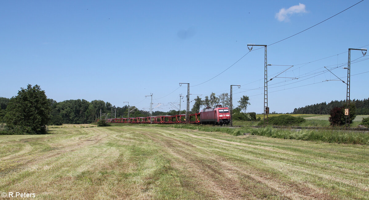 152 098-0 zieht mit einem leeren Autotransportzug bei Oberdachstetten in Richtung Süden. 08.06.24