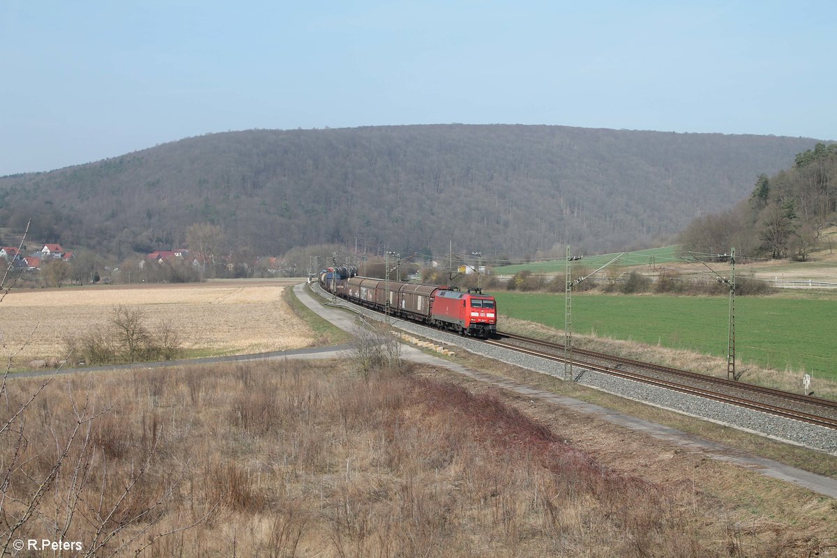 152 104-5 zieht ein gemischten Güterzug bei Harbach durchs Maintal. 16.03.17