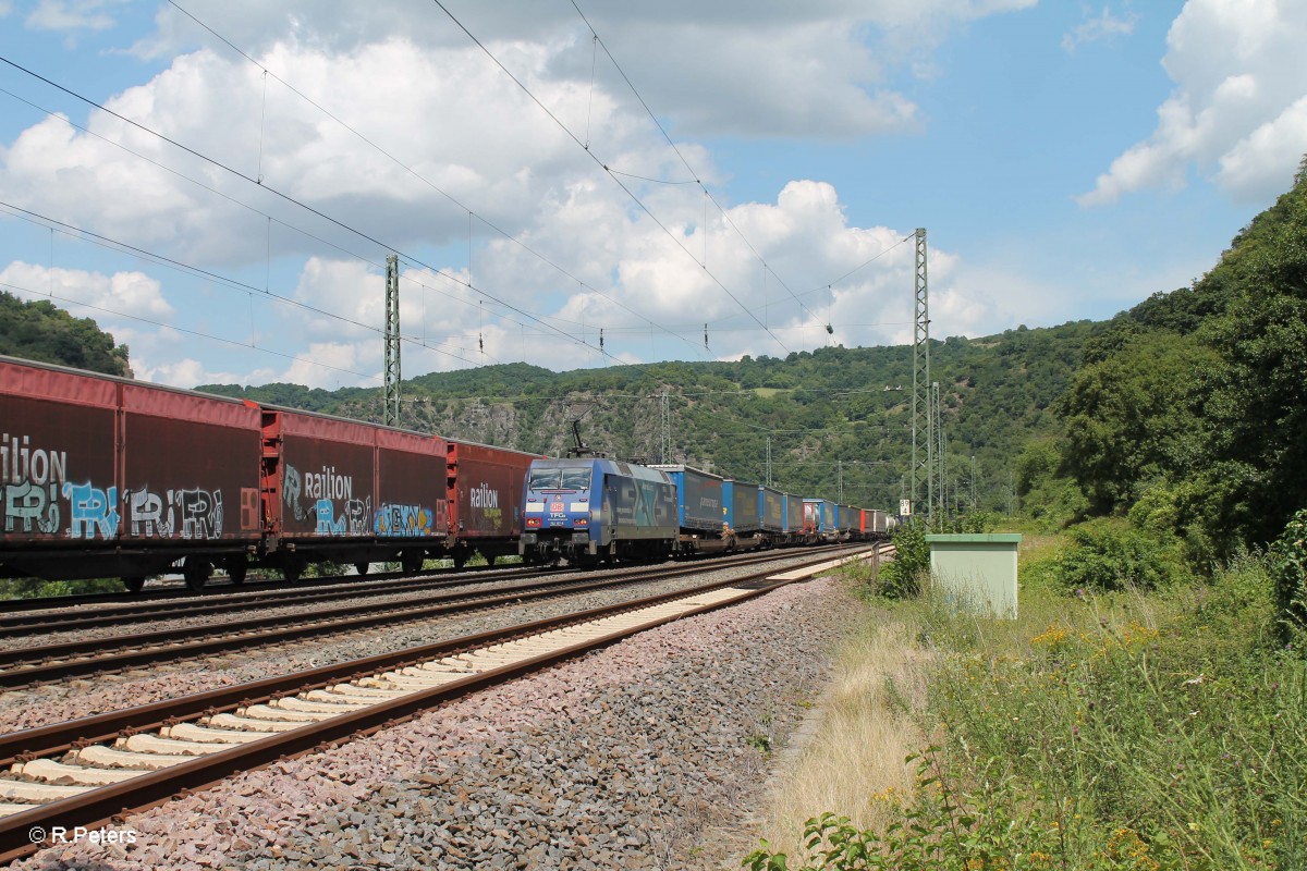 152 137-6 durchfährt den Loreley Betriebsbahnhof mit einem LKW-Walter Wechselpritschenzug in Richtung Wiesbaden. 16.07.14