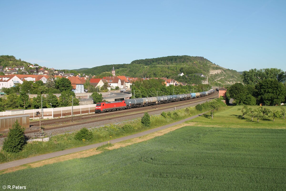 152 140-0 zieht mit einem Kesselzug durch retzbach-Zellingen. 02.06.21